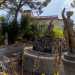 ...ci fermiamo incantati davanti a unampia fontana monumentale, cinta da una ringhiera in ferro, popolata da numerose statue raffiguranti figure femminili con tuniche ondulate...